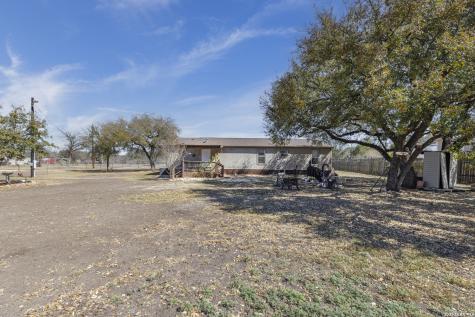 494 County Road 4638 Hondo TX 78861
