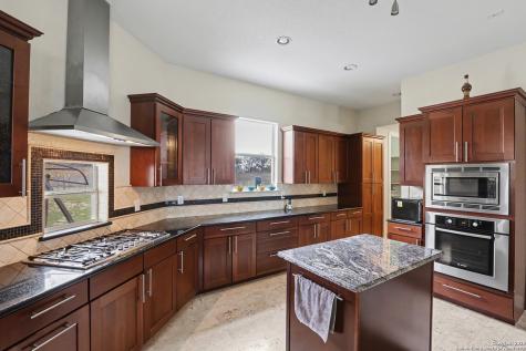 113 Abrego Mount Floresville TX 78114