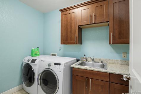 113 Abrego Mount Floresville TX 78114
