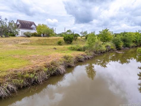 369 Deer Valley Bandera TX 78003