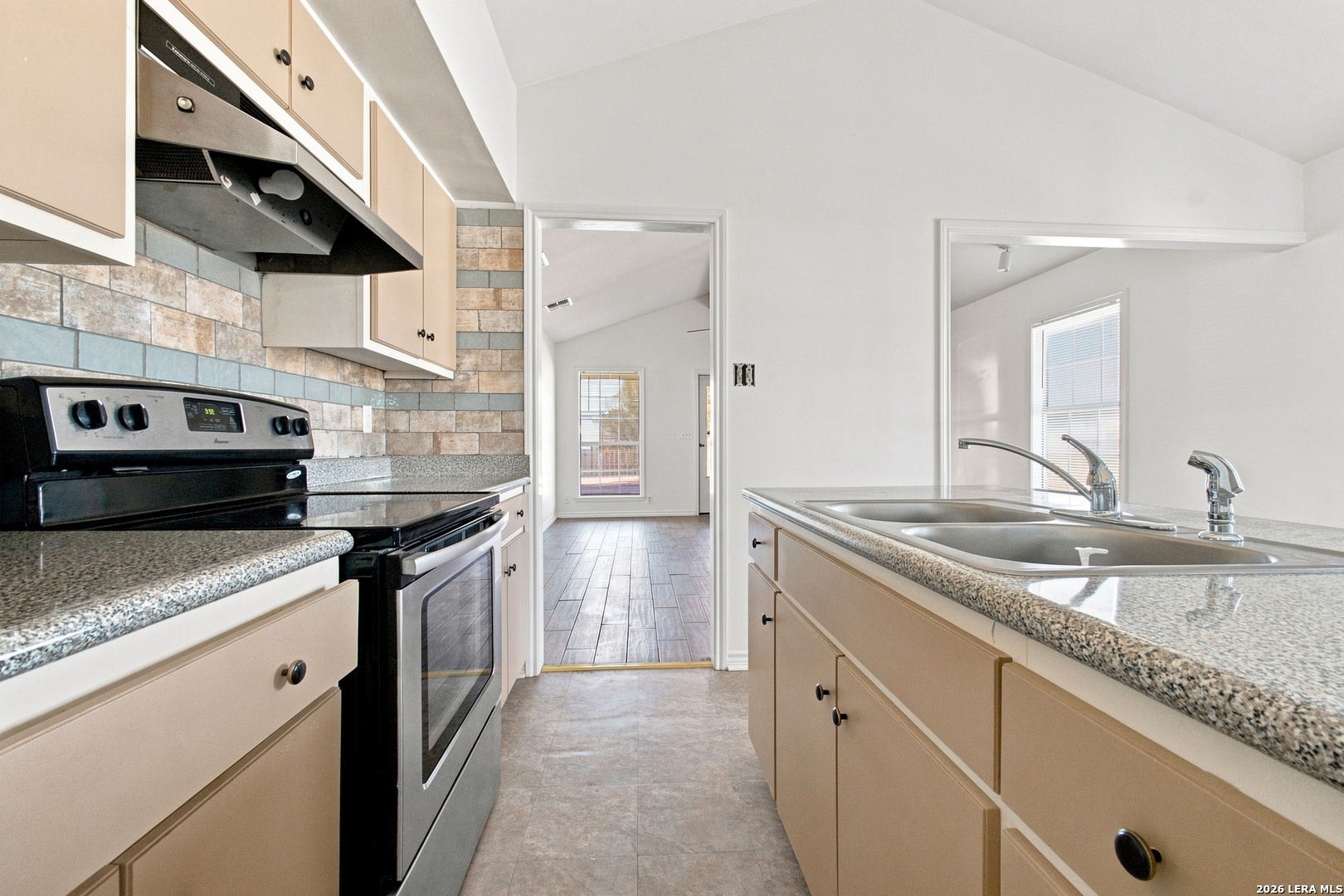 216 N Tom Poth TX 78147