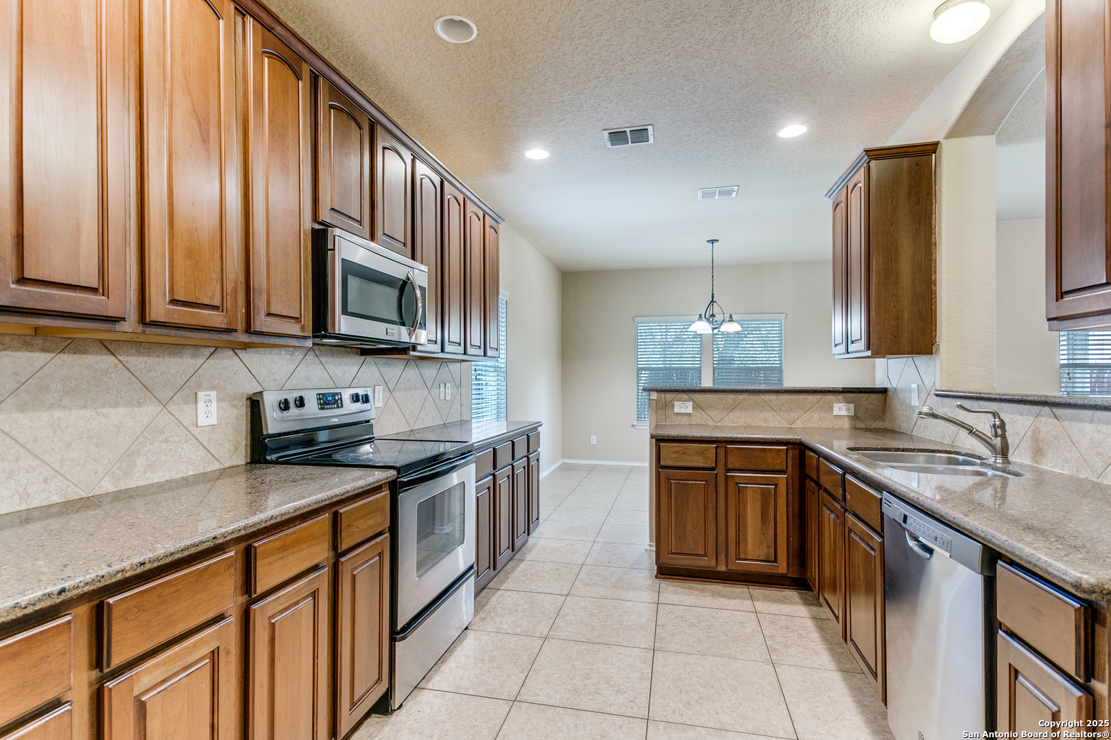 3418 Alonzo Fields Converse TX 78109