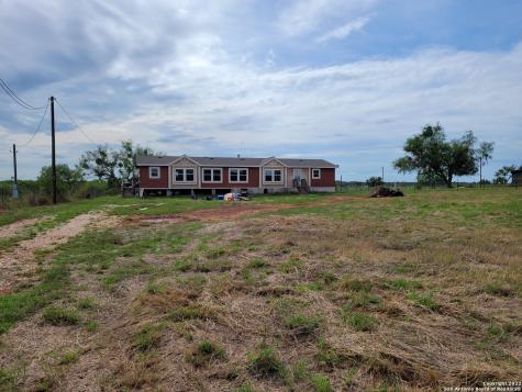 108 County Road 121 Floresville TX 78114