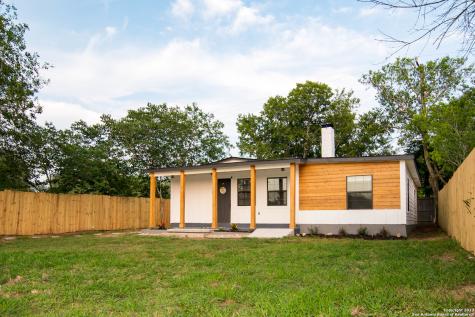 219 E 7th Street Elmendorf TX 78112