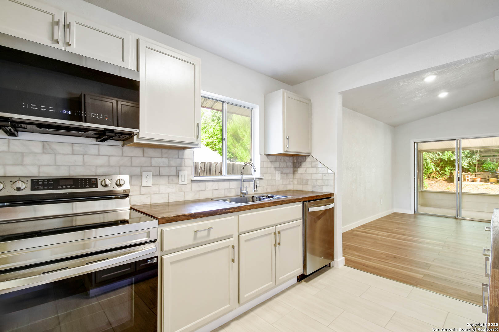 8021 Harper Valley Live Oak TX 78233