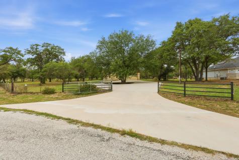 306 County Road 6876 Natalia TX 78059