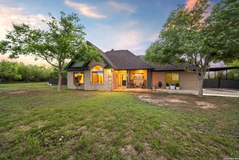 172 Rogues Hollow Seguin TX 78155