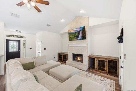 172 Rogues Hollow Seguin TX 78155