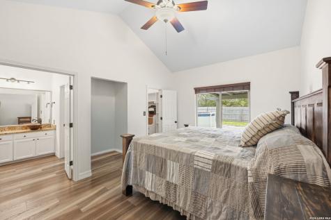 172 Rogues Hollow Seguin TX 78155