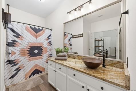 172 Rogues Hollow Seguin TX 78155