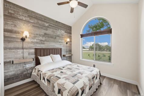 172 Rogues Hollow Seguin TX 78155