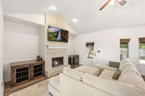 172 Rogues Hollow Seguin TX 78155