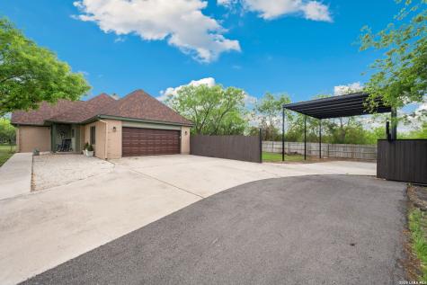 172 Rogues Hollow Seguin TX 78155