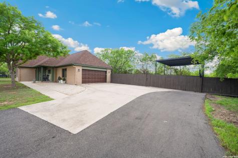 172 Rogues Hollow Seguin TX 78155