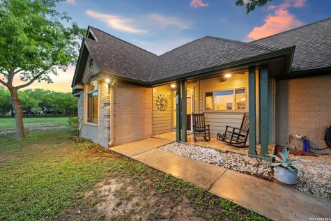 172 Rogues Hollow Seguin TX 78155