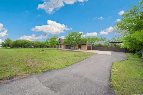 172 Rogues Hollow Seguin TX 78155