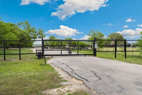 172 Rogues Hollow Seguin TX 78155