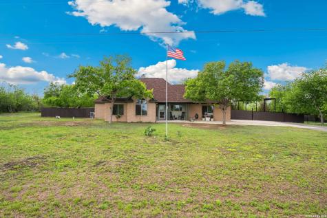 172 Rogues Hollow Seguin TX 78155
