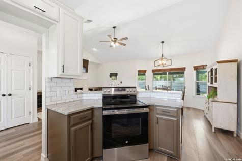 172 Rogues Hollow Seguin TX 78155