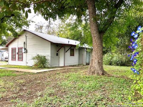2004 Avenue F Hondo TX 78861