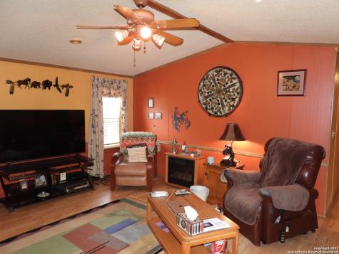 164 E 18th Lakehills TX 78063
