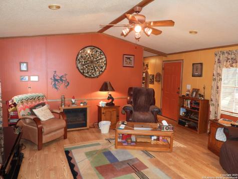 164 E 18th Lakehills TX 78063