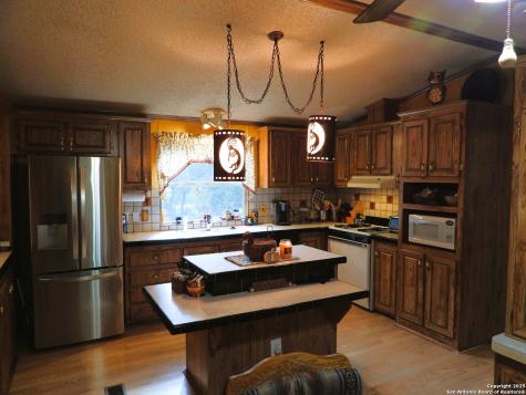 164 E 18th Lakehills TX 78063