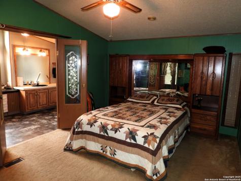 164 E 18th Lakehills TX 78063
