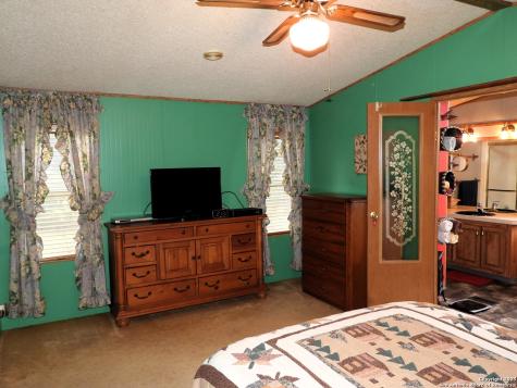 164 E 18th Lakehills TX 78063