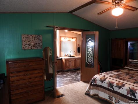 164 E 18th Lakehills TX 78063