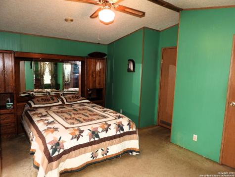 164 E 18th Lakehills TX 78063