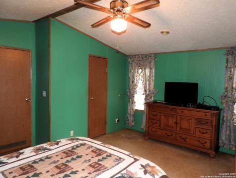 164 E 18th Lakehills TX 78063