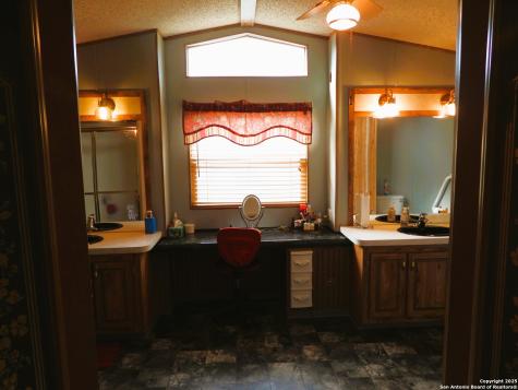 164 E 18th Lakehills TX 78063
