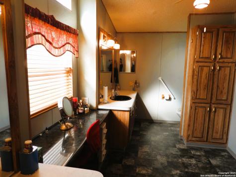 164 E 18th Lakehills TX 78063
