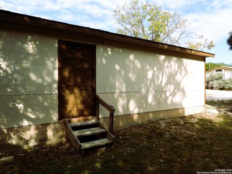 164 E 18th Lakehills TX 78063