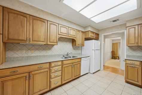 6200 Shady Brook Windcrest TX 78239