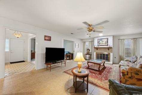 6200 Shady Brook Windcrest TX 78239