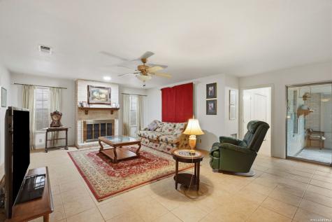 6200 Shady Brook Windcrest TX 78239
