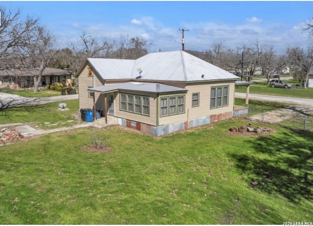 301 N Cunningham Marion TX 78124