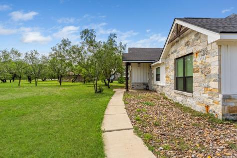 209 Gentle Breeze Floresville TX 78114
