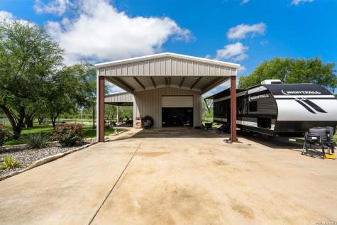 209 Gentle Breeze Floresville TX 78114