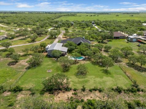 209 Gentle Breeze Floresville TX 78114