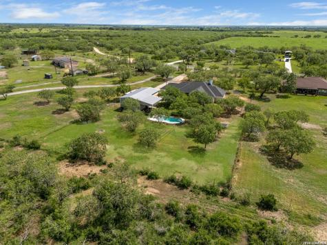 209 Gentle Breeze Floresville TX 78114