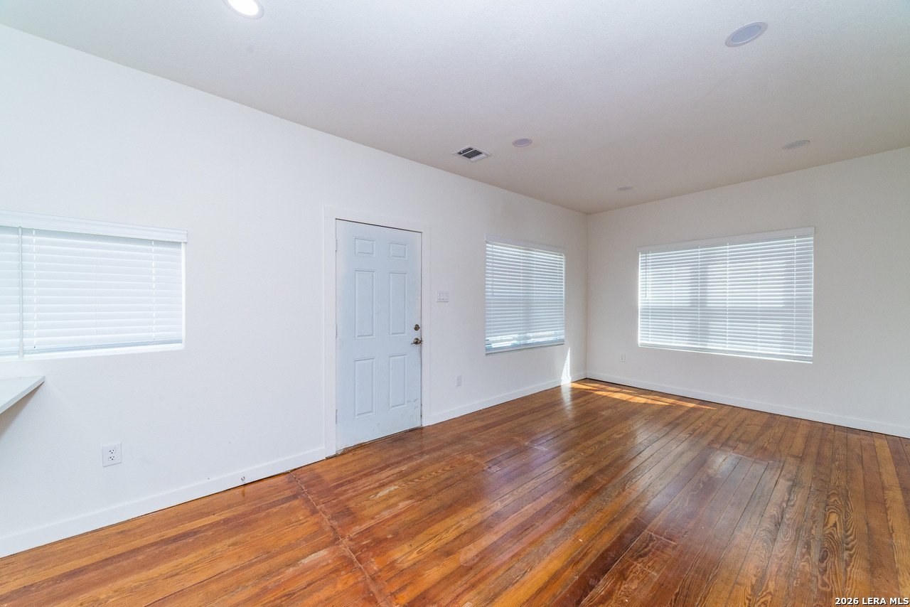 930 W Ridgewood Court San Antonio TX 78201