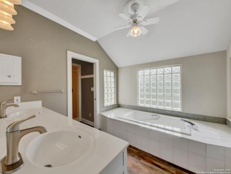 1210 Whispering Woods New Braunfels TX 78132