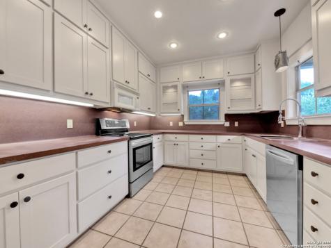 1210 Whispering Woods New Braunfels TX 78132