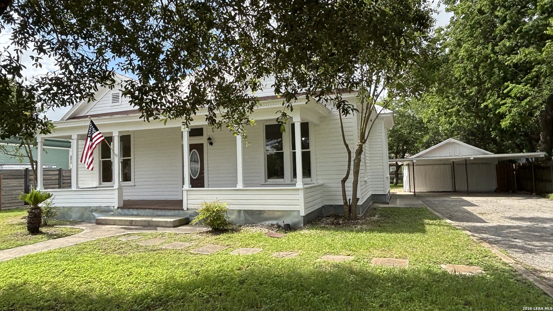 Seguin TX, 227 E College Street