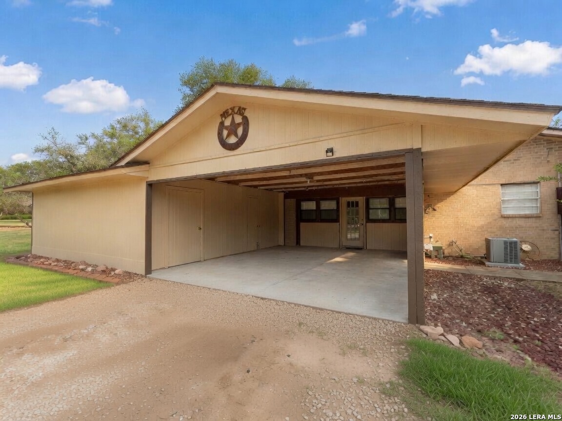 105 Deer Run Pleasanton TX 78064