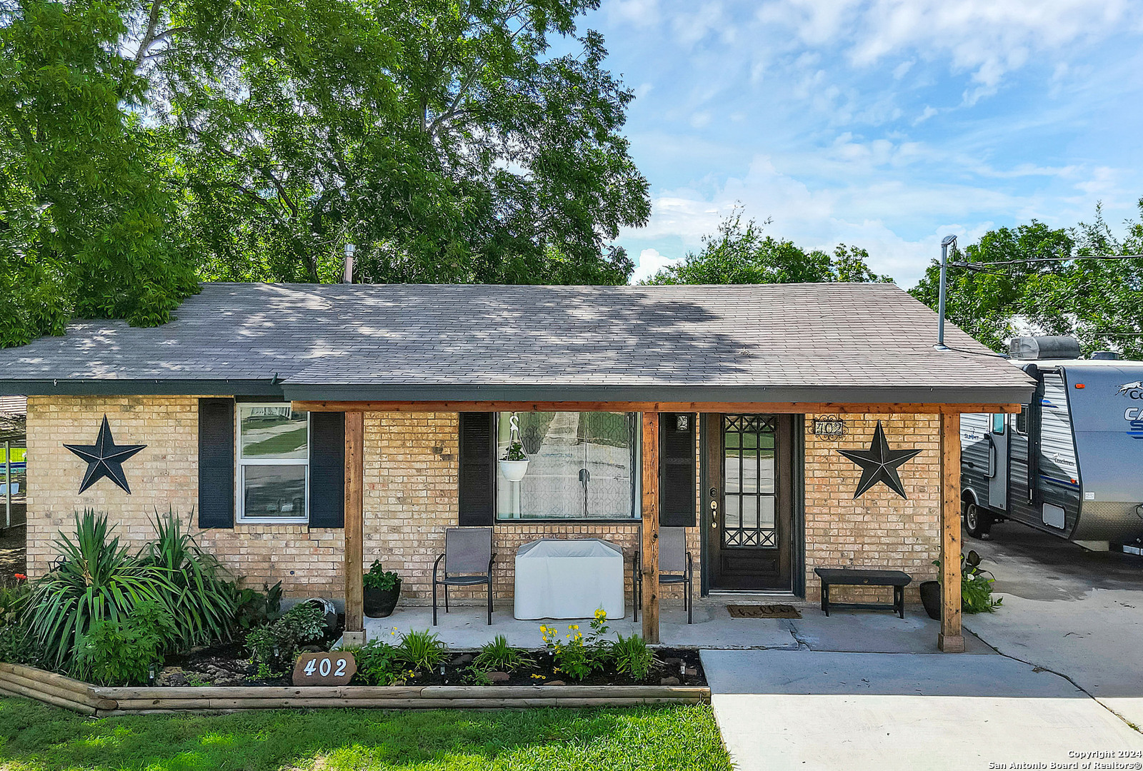402 W Salmon Street Stockdale TX 78160