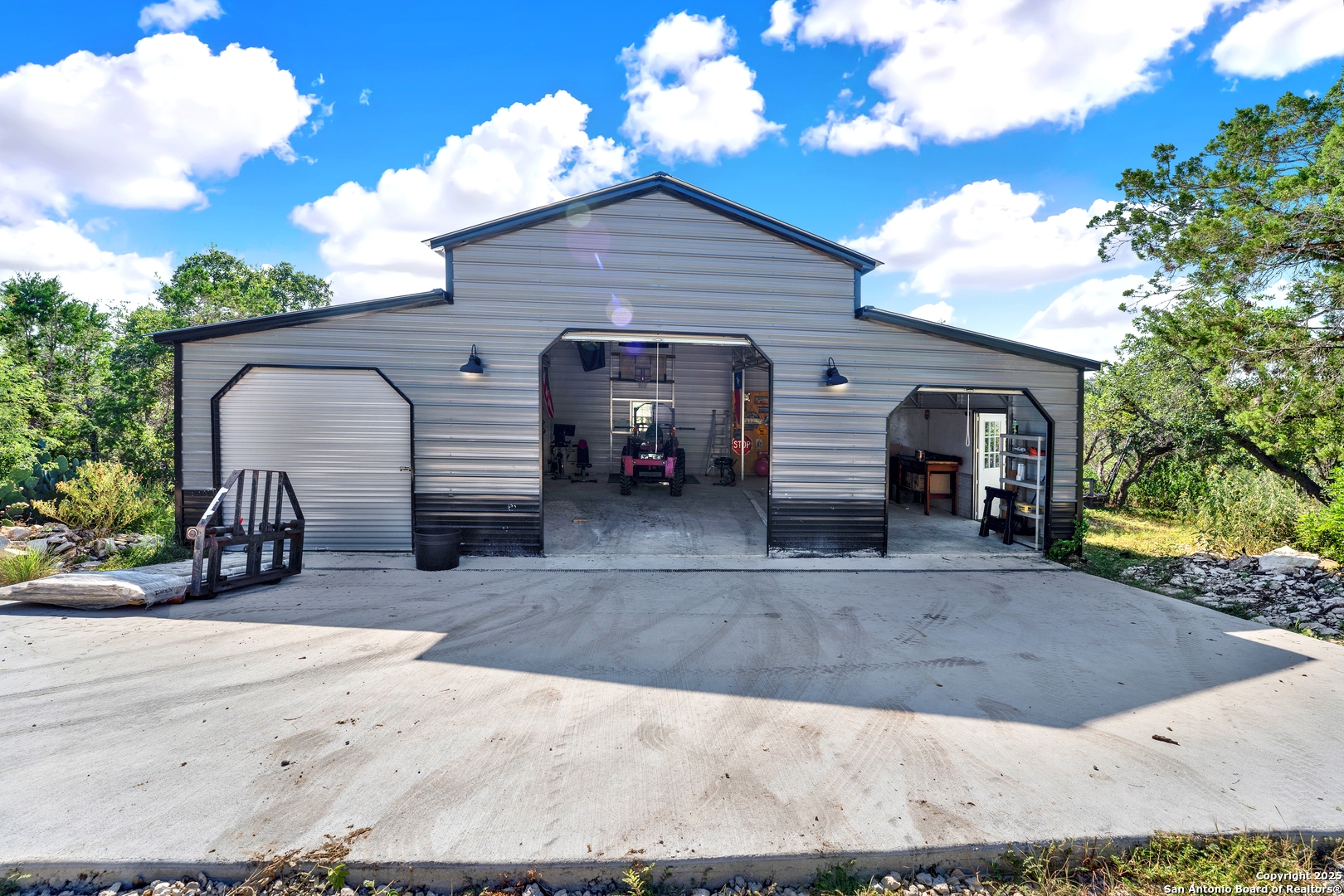 683 County Road 242 Hondo TX 78861